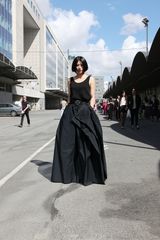 组图：尚雯婕再受邀巴黎时装周 高腰长裙优雅