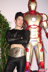 组图：吴建豪亮相宣传新专辑 否认秘婚传闻