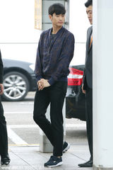 组图：金秀贤现身机场 见镜头热情挥手招呼