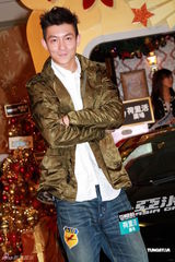 组图：陈冠希休闲装扮参加活动 笑容灿烂气色佳