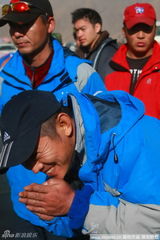 幻灯图集：李连杰抵玉树灾区 送去7车救援物资