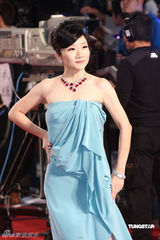 高清：陶晶莹湖蓝色晚装亮相 红毯小秀身材