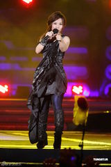 组图：台北新年城跨年侯佩岑主持五月天热唱