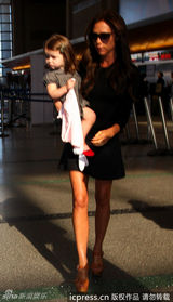 组图：维多利亚携子女现身 七公主险被镜头吓哭