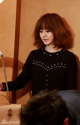 组图：成宥利写真现场照 眼神冷傲电力十足