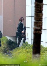 组图：周立波录节目富豪太太监场 乘豪车排场大