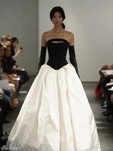 组图：朱莉十款婚纱礼服曝光 知名设计师操刀