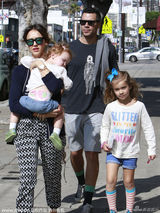 组图：阿尔芭爱女当街摔倒无人扶 嘟嘴怒视狗仔