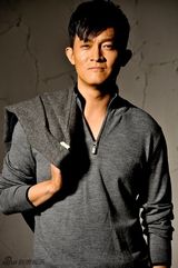 组图：演员杨志刚初秋写真神情随意淡然