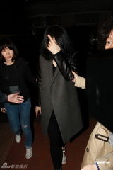 组图：王菲掩面现身铜锣湾为香港个唱庆功