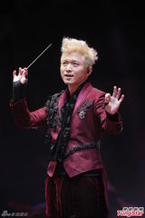 组图：谢霆锋陈慧琳等红馆开唱 悼念张耀荣