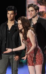 组图：《暮光》领跑2011MTV电影奖 帕丁森热吻泰勒