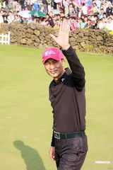 组图：任达华李小双同场出席高尔夫球赛