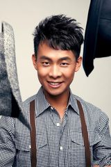 组图：张译化身帽子潮男 温暖笑容获封治愈系艺人