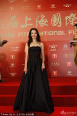组图：上海电影节红毯 白百何低胸黑裙妩媚动人