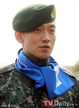 组图：韩星Rain与李俊赫积极参加爱国步行大会