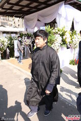 组图：胡瓜母亲告别式 张菲高凌风现身哀悼