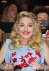 组图：《W.E》首映 麦当娜裙装娇嫩金发红唇美艳