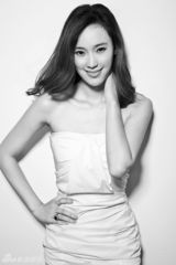 组图：屈玥文艺范写真知性大气 新戏演火知心大姐