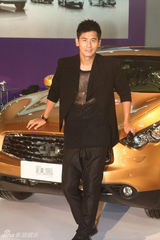 组图：于晓光出席名车活动 高大阳光形象超越车模