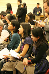 组图：2014两会美女记者众生态 美貌智慧并存