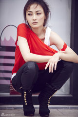 组图：姚笛全新写真演绎红与黑 可爱淑女玩味今夏