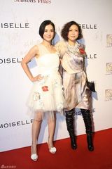 组图：张柏芝观时装秀  白色纱裙宛若仙子