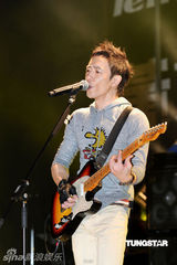 幻灯图：黄贯中香港开心唱摇滚 女友朱茵到场支持