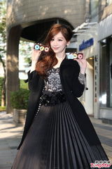 组图：王心凌冒低温穿露肩礼服 明年办live音乐会