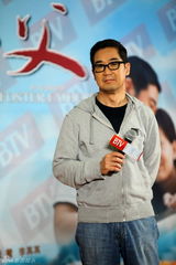 组图：《养父》将播 张国立避谈春晚自认好主持