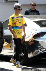 组图：贾斯汀-比伯亮相希尔顿 黄色时装潮范儿十足