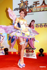 幻灯图：周秀娜演性感女娲 违规强入会展不惧封杀 