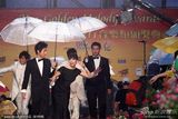 高清组图：金曲奖红毯星光熠熠 那英躲雨不顾形象