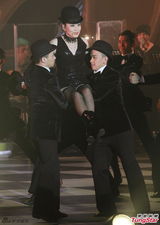 组图：汪明荃香港开唱 造型多变火辣优雅