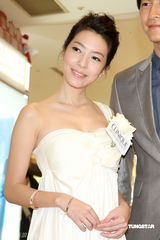 高清组图：郑元畅代言护肤品 自曝喜欢白皙女孩