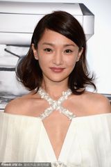 组图：周迅巴黎捧场名品秀 深V战衣低胸性感