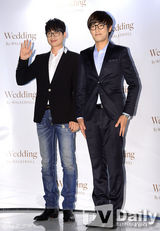 组图：JYJ有天在中与安七炫等贺白智英完婚