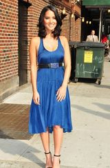 组图：奥立薇娅-玛恩蓝裙飘逸 肤色性感