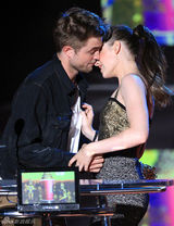 幻灯图：斯图尔特和帕丁森MTV大奖再获最佳接吻奖