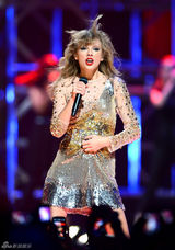 组图：斯威夫特黄金战衣献唱 红唇冶艳狂野甩发