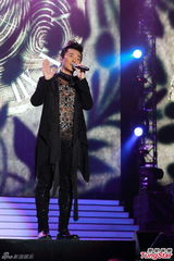 组图：郑伊健首度广州开唱 展腹肌歌迷尖叫