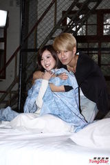 组图：喻虹渊拍亲密床戏 称不用向周渝民报备