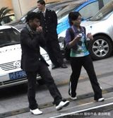 幻灯：陈志朋咳嗽疑患感冒 过马路遭司机鸣笛催促