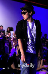 李胜基白衬衣帅气亮相 南圭丽(南奎丽)绿裙清丽淡雅(图)