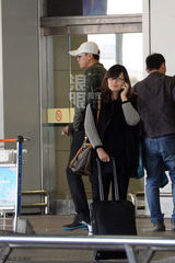 组图：刘烨墨镜遮面机场抽烟 刷微博手机不离手