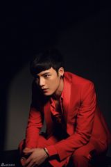 高清图：冯铭潮写真奔放不羁 雅痞范儿造型潮味十足