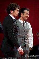 组图：电影《萨尔》首映 男演员Val Lauren大玩自拍