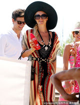 组图：希尔顿度假心情好 挥手和狗仔打招呼