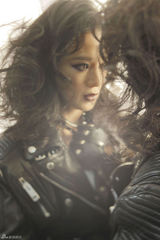 组图：演员周显欣秋日冶艳朋克风写真