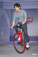 组图：吴尊秀健硕身材否认已婚 田馥甄展露性感曲线